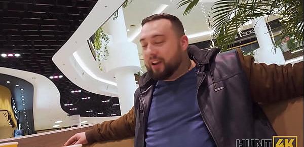 HUNT4K. Belle mit roten Haaren von Fremden in Toilette vor BF gefickt